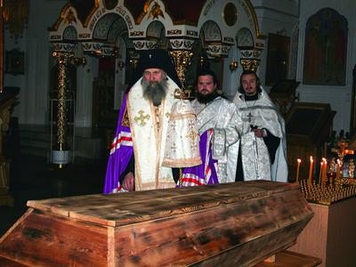 23-Панихида у гроба иерея Константина Жданова в Кресто-Воздвиженском соборе монастыря